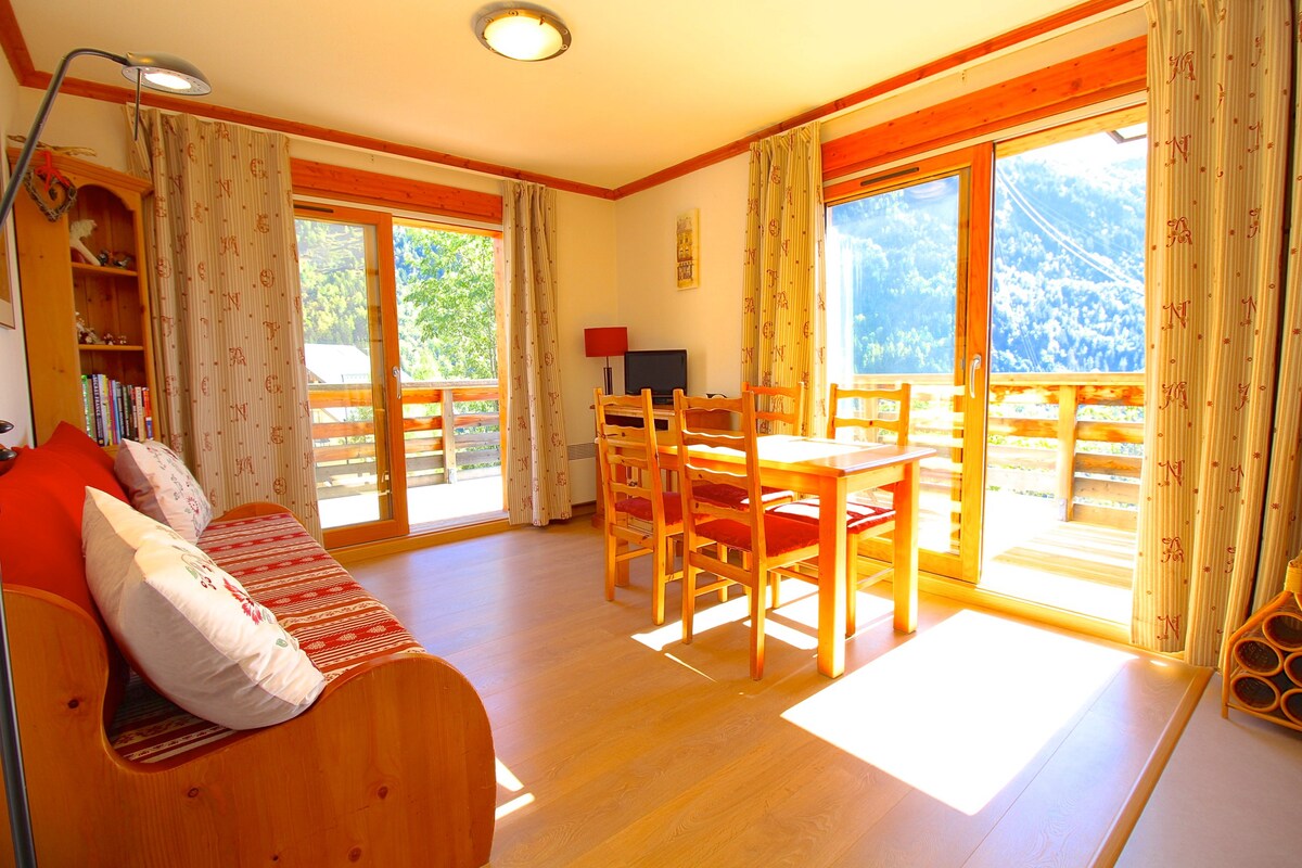 Comfortable Ski Apartment Central Vaujany sleeps 4