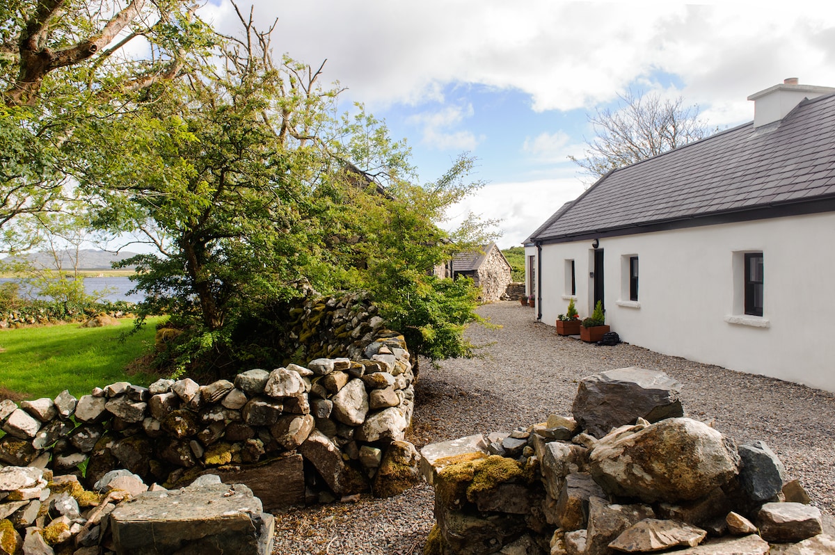 Leap Year Cottage by Lake Beaghcauneen