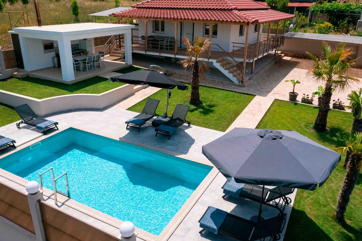 Liana别墅，带游泳池和花园的私人别墅