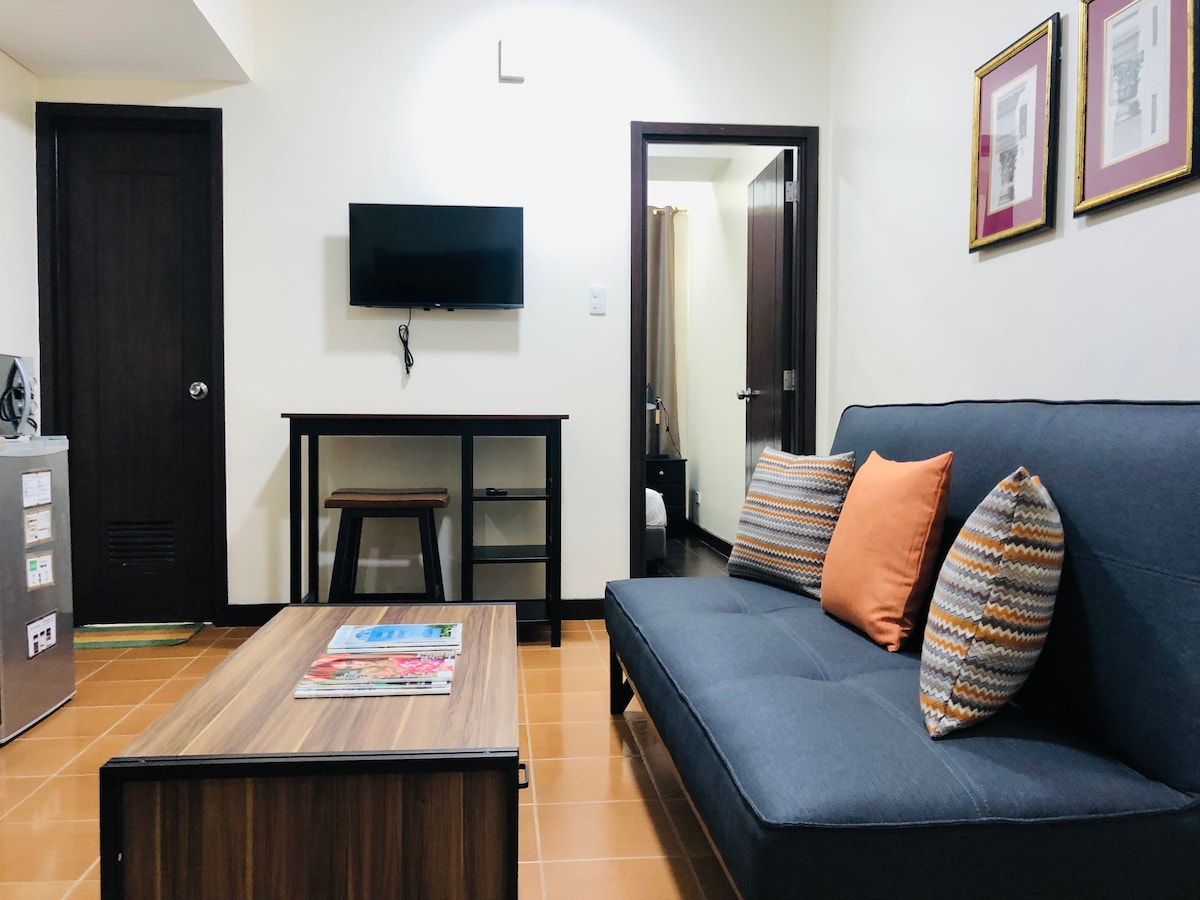 在马卡蒂中央商务区（ Makati CBD ）设施齐全的1卧室公寓享受日落
