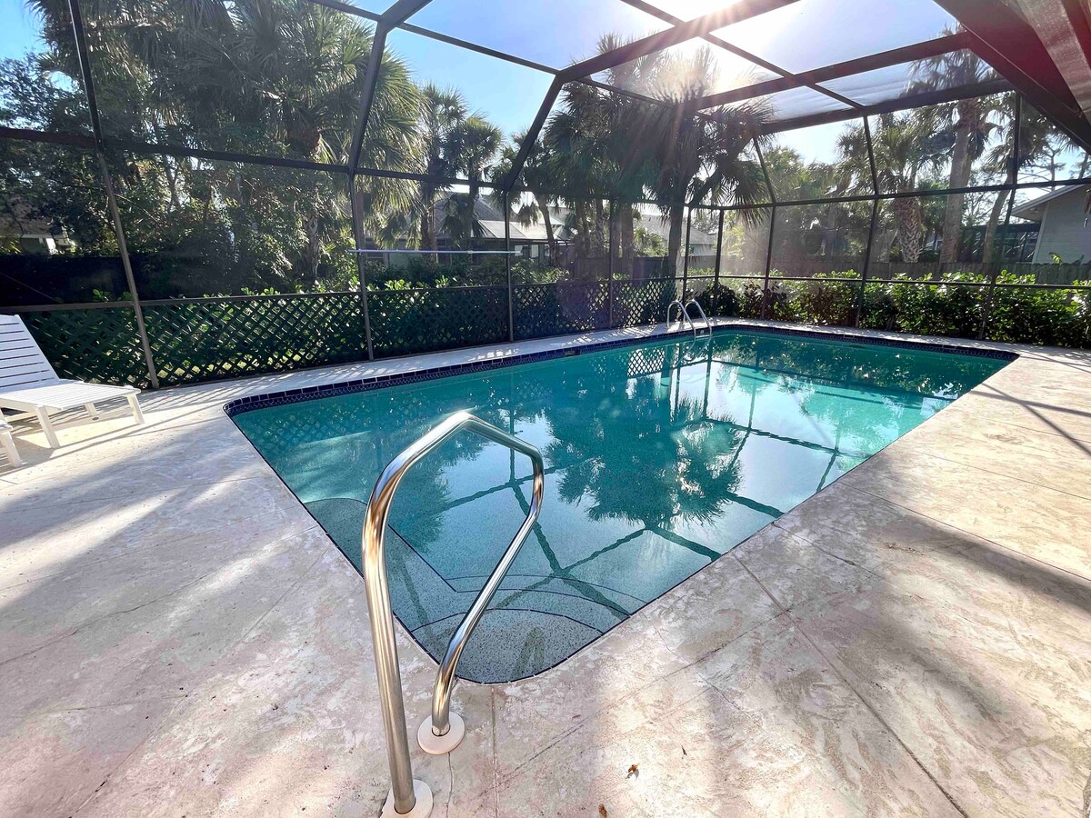 Pool & Prime Location! 10 min to beach & 5th ave