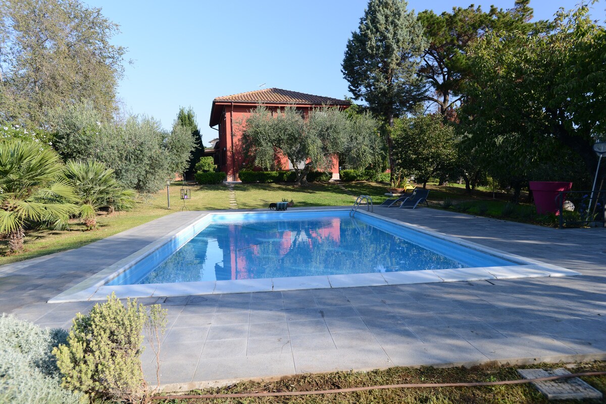 罗马附近带泳池和按摩浴缸的乡村别墅