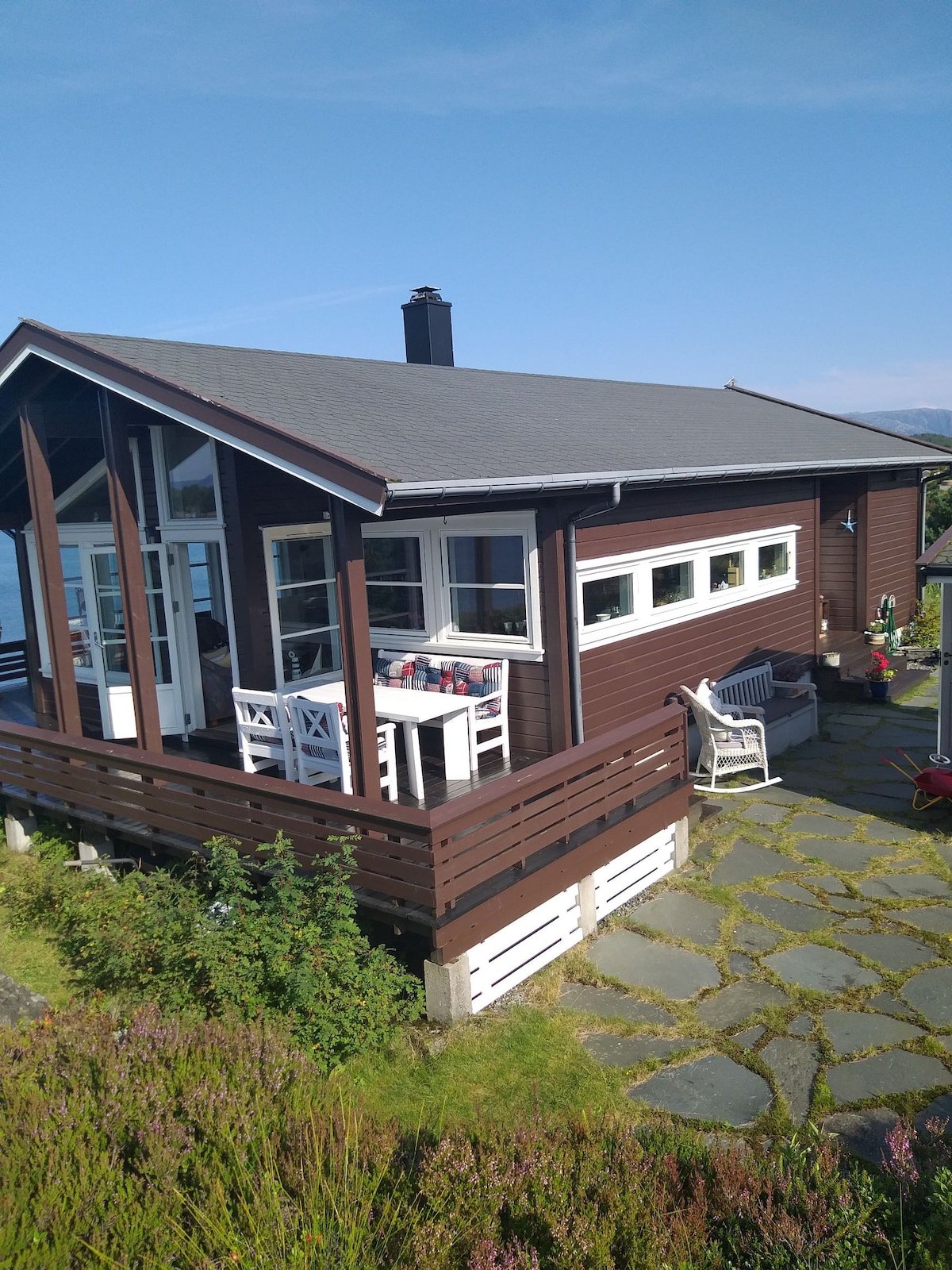 Idylisk hytte 10 m fra fjorden. Egen strand.