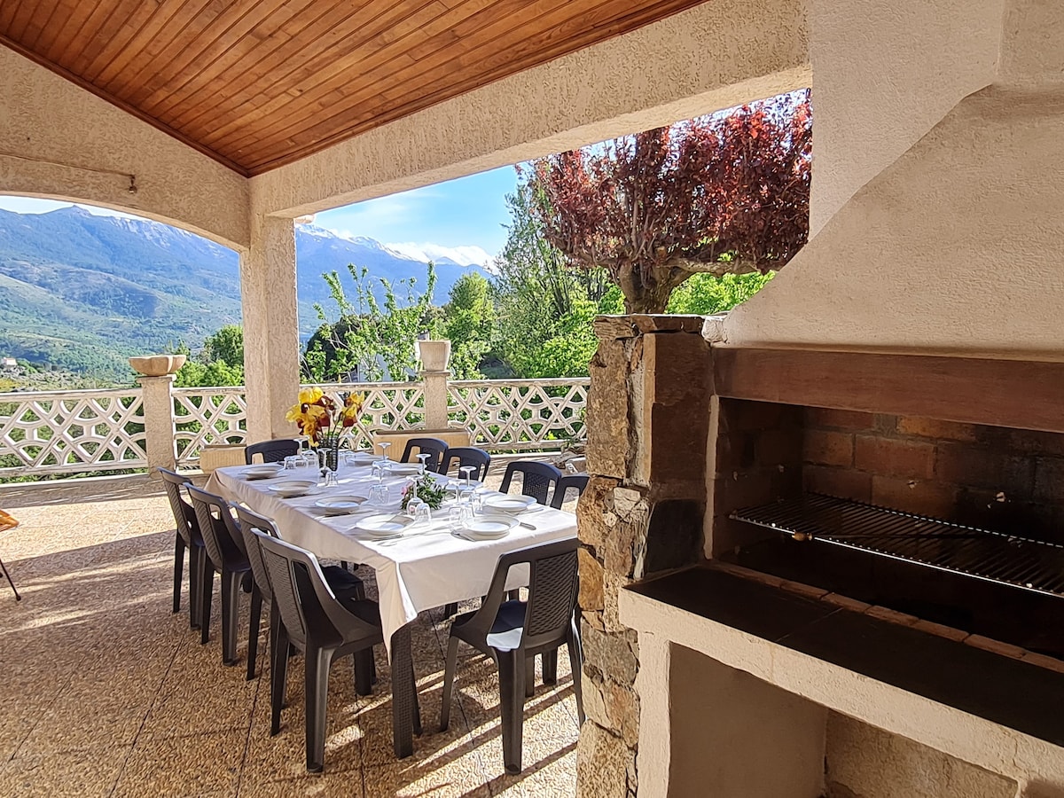 Villa avec vue panoramique sur  les montagnes