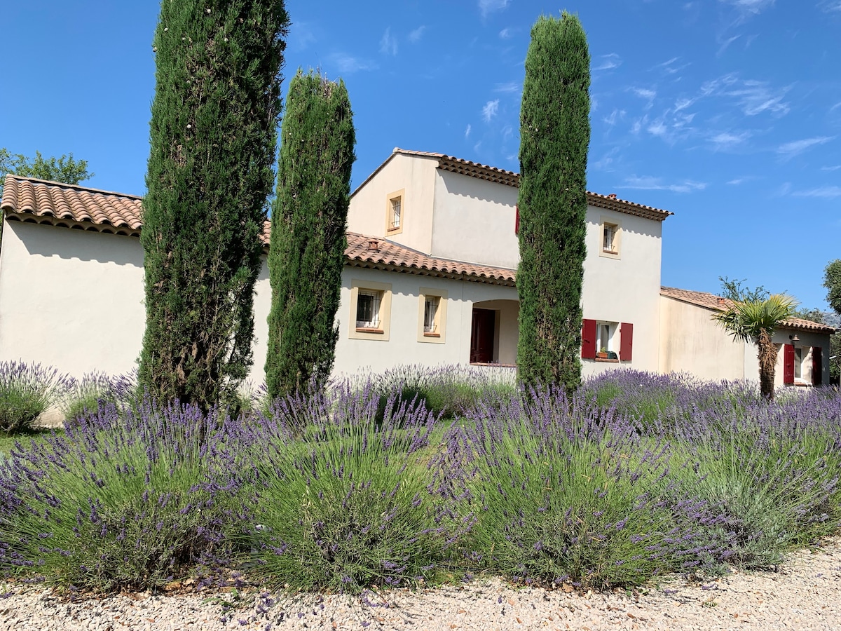 Villa avec piscine au calme proche Aix en Provence
