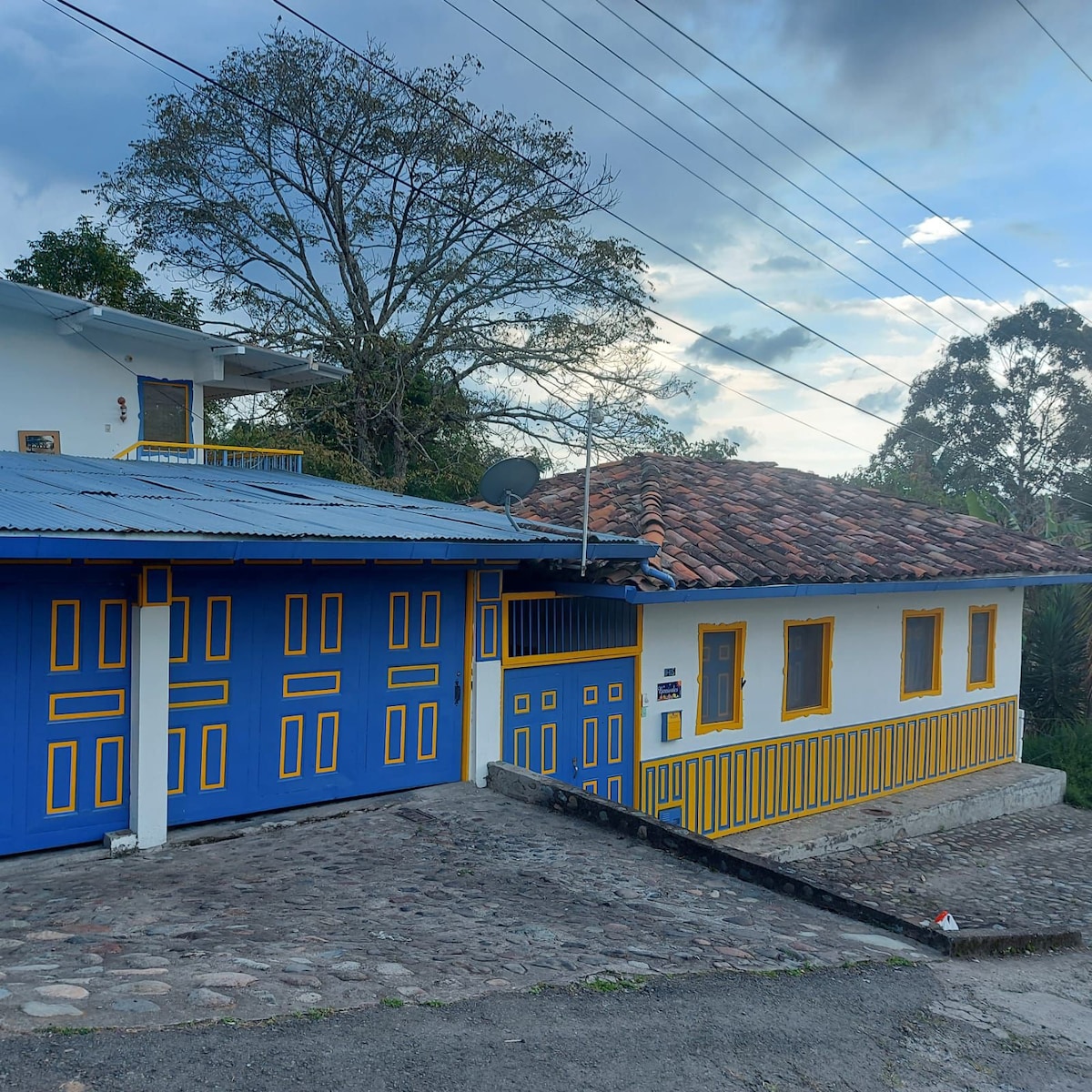 Salento Quindio五彩缤纷舒适的房子，其特点是其色彩和土地的宁静。