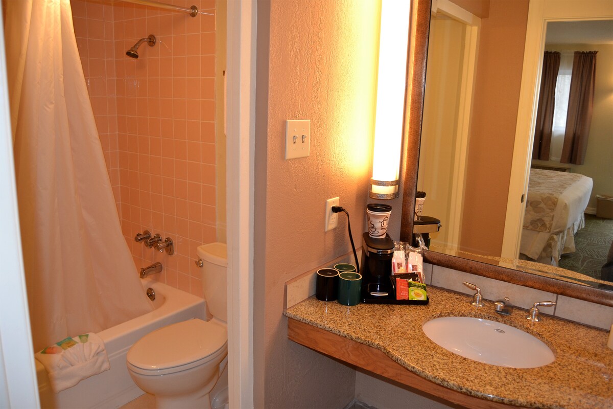 Cascades Inn、带加大双人床的独立入口房间、独立卫生间，靠近IU ！