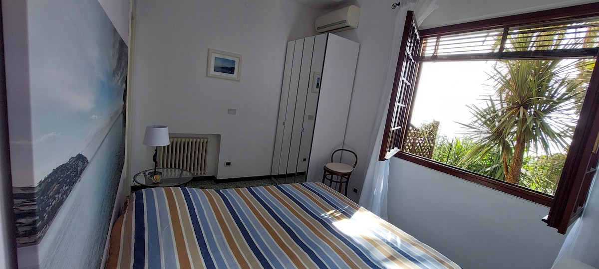 Ospedaletti市中心的两居室公寓，靠近大海