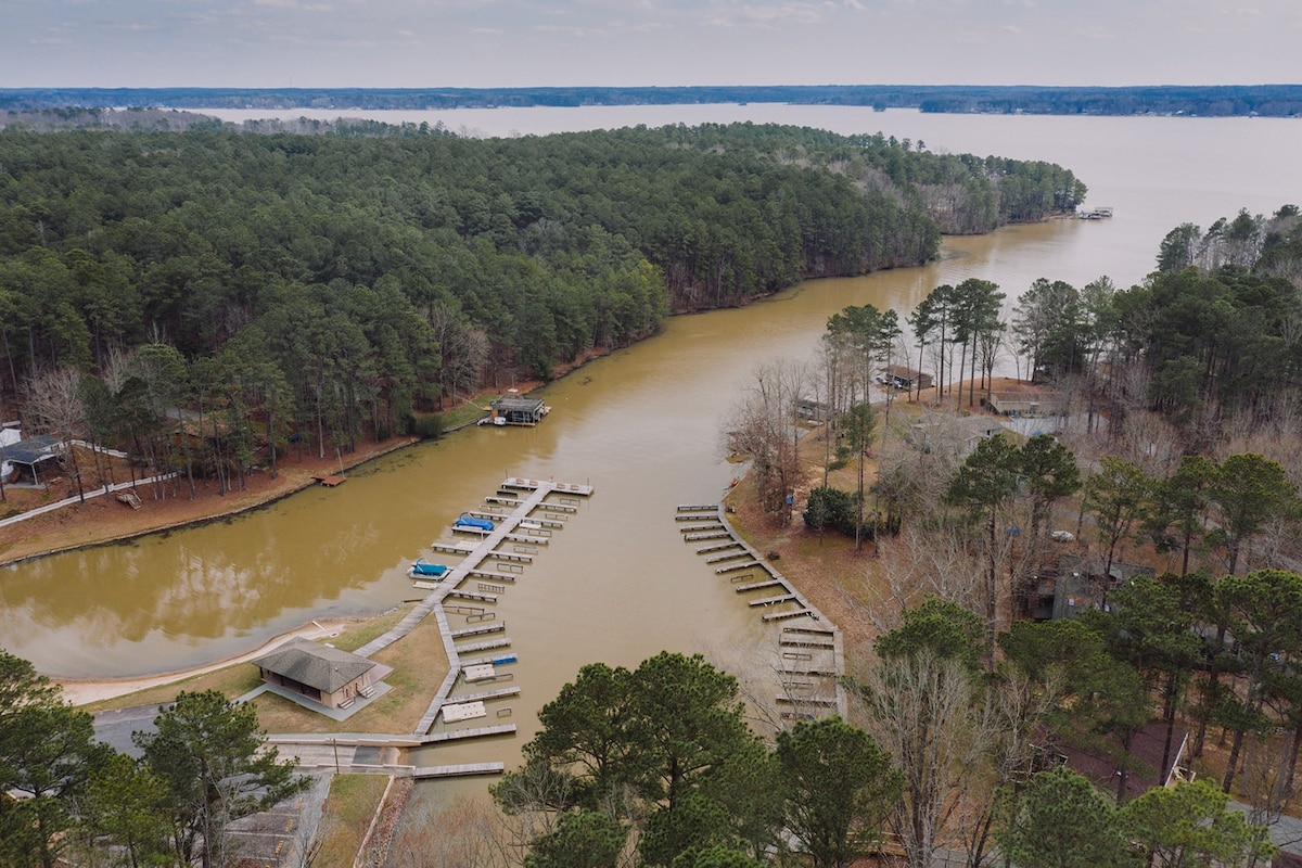 加斯顿湖（ Lake Gaston ）舒适的水滨小屋，船溜