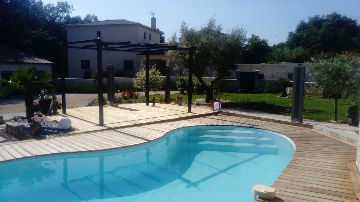 Uzès : Maison avec piscine et espaces de verdure