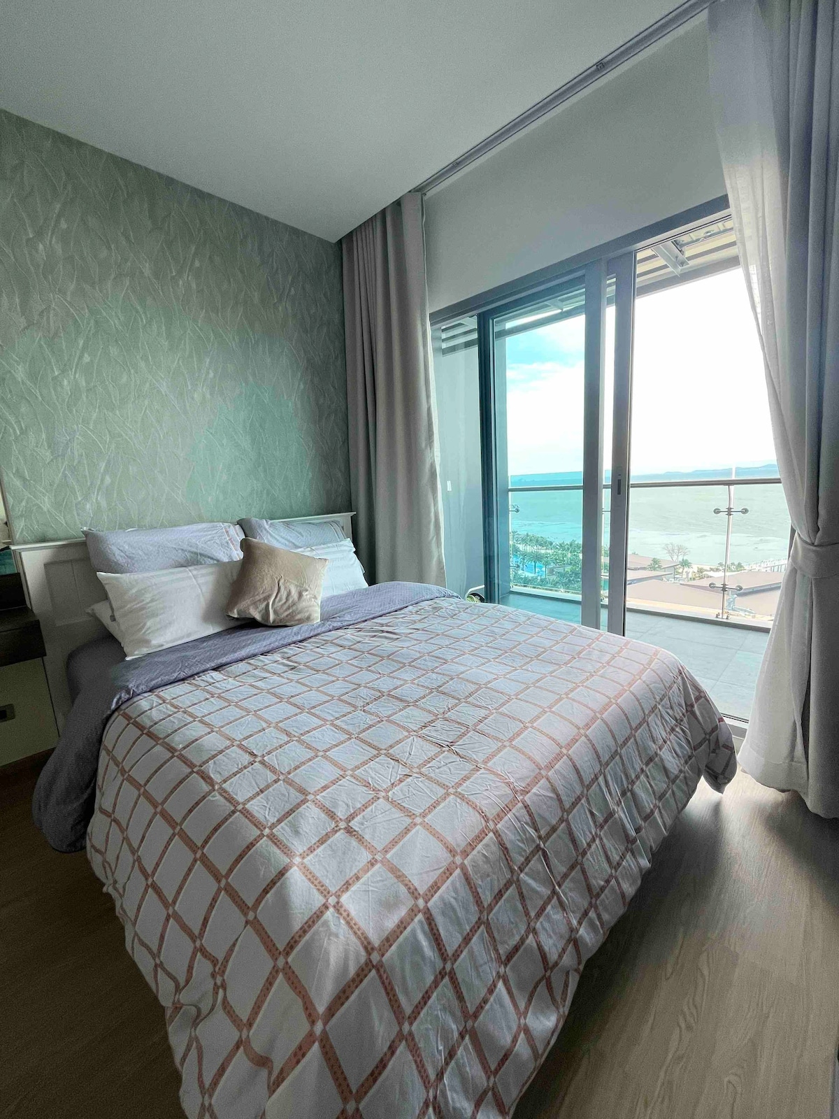 房间舒适，可欣赏海景和私人海滩