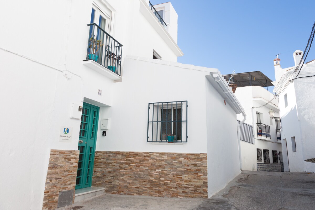 Quiet house with terrace between sea and mountains