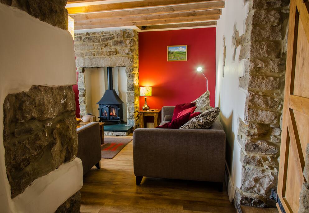 luxury 4 bedroom cottage next door to pub