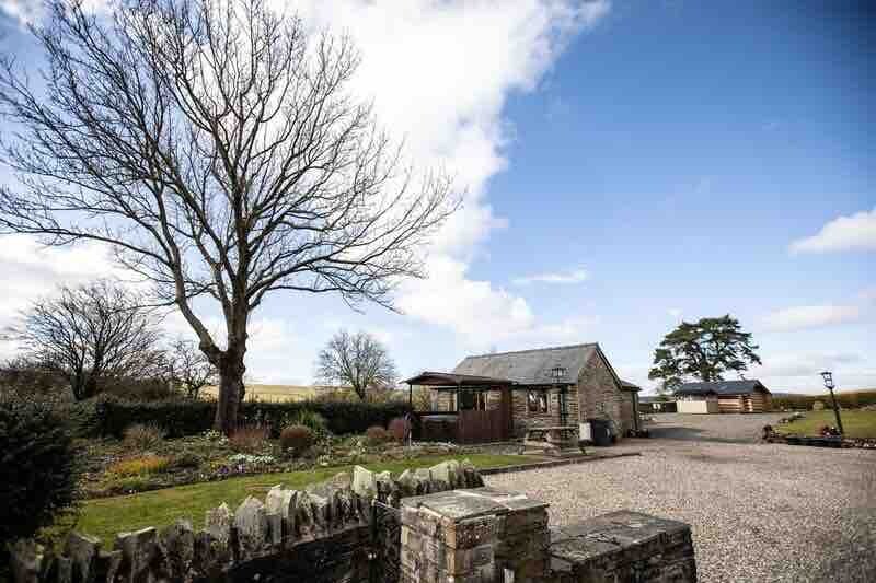 Cosy Country Cottage with a  private Hot Tub