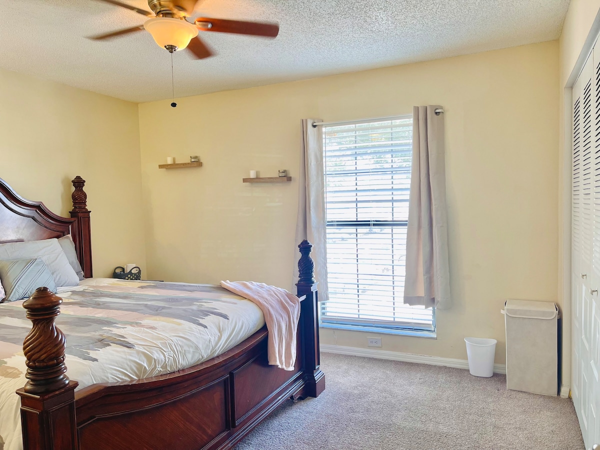 Cozy Room Located 10 Mins From Busch Gardens!