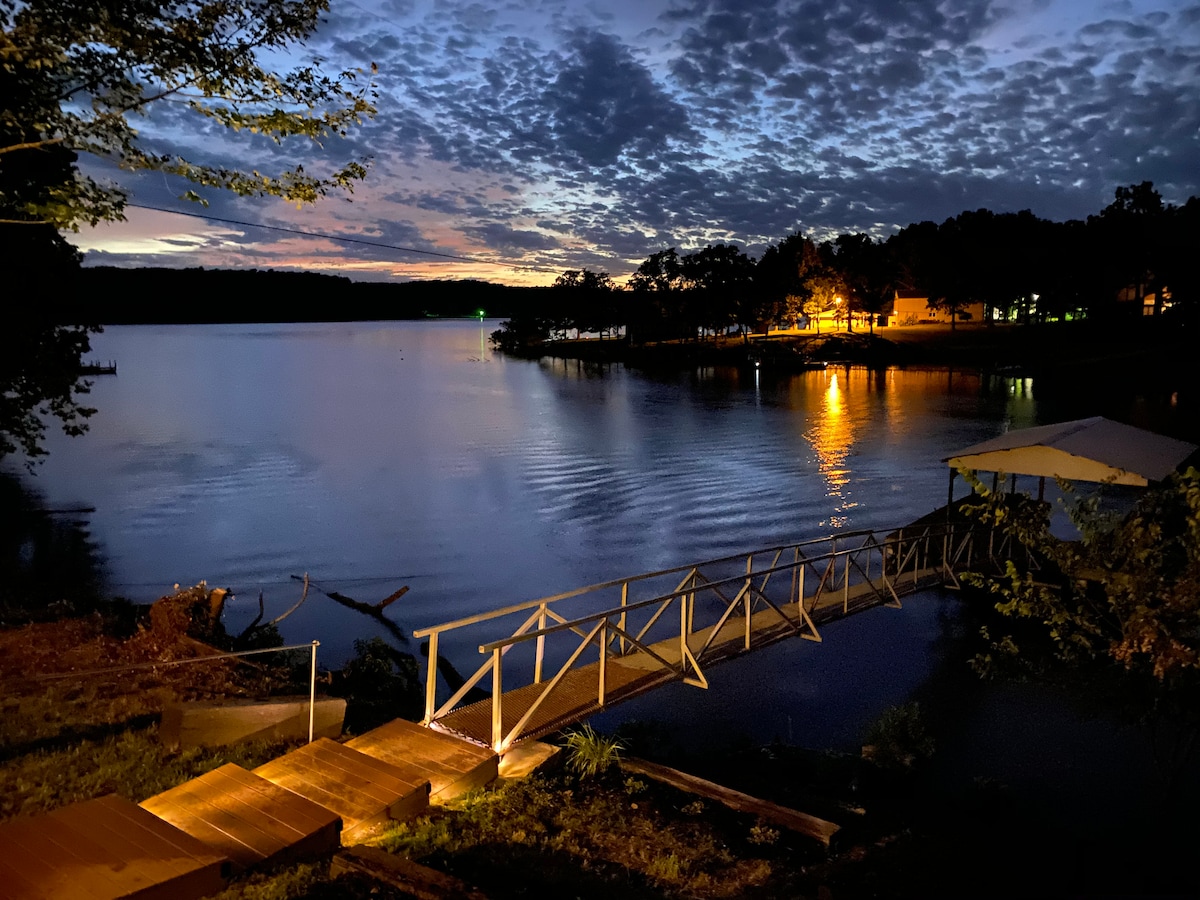 Grand Lake Fishing Cabin w/dock & ramp! Sleeps 4