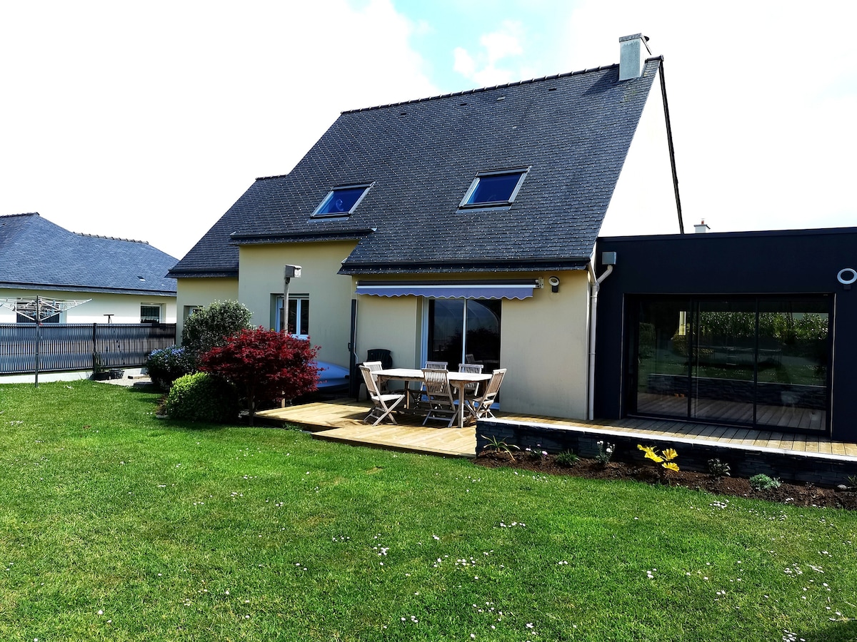 Maison proche de la mer, au calme, avec jardin.