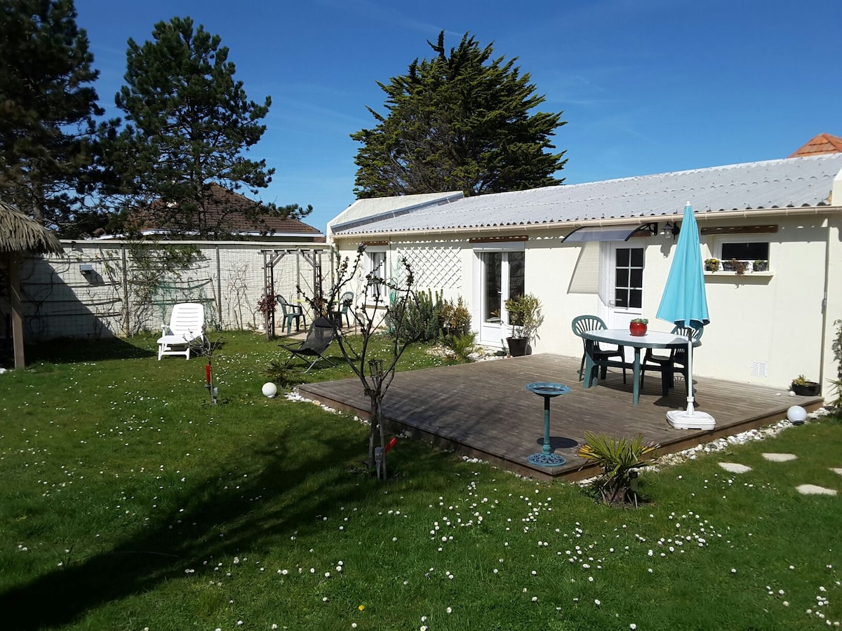 Maison bord de mer, 80 m de la plage, 
2 vélos.