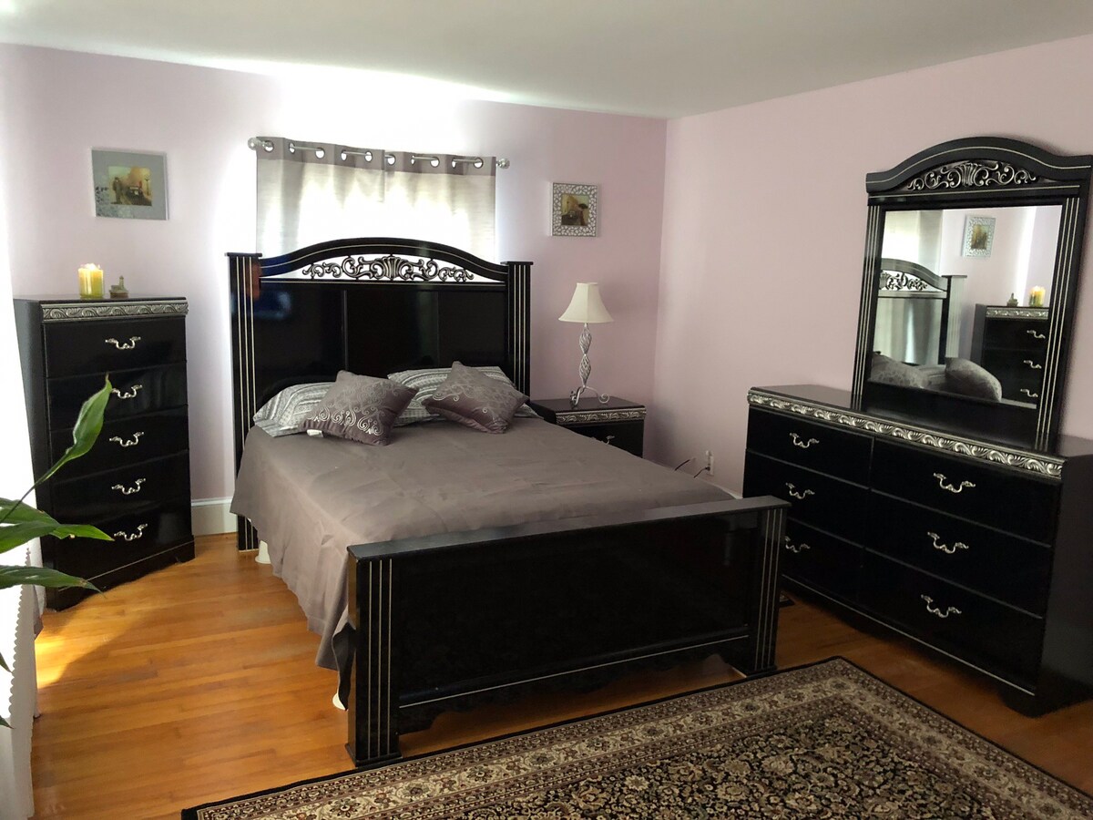 Fairhaven干净宽敞的独立卧室。