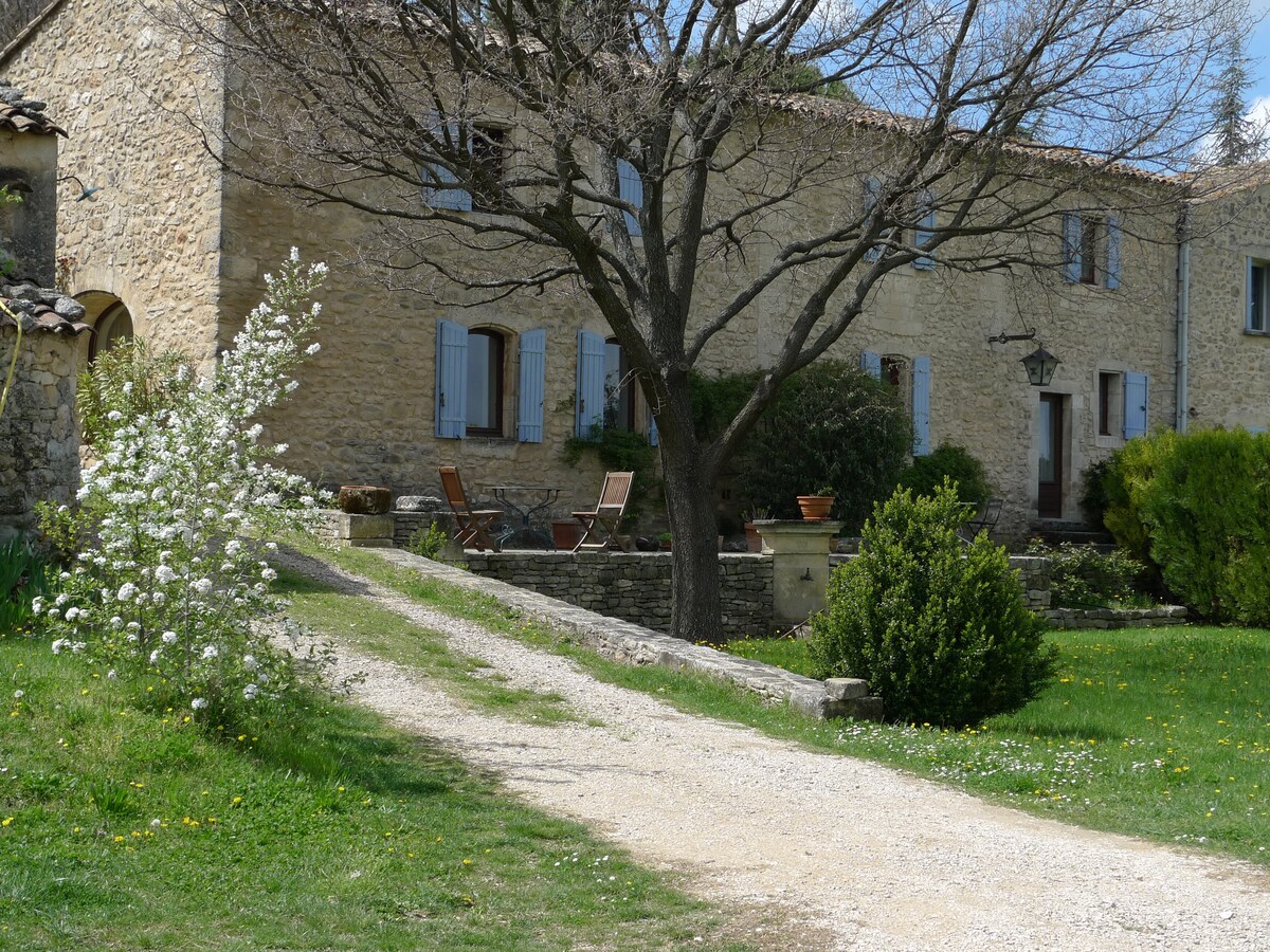 Mas en pierre au coeur de Luberon,piscine, vue