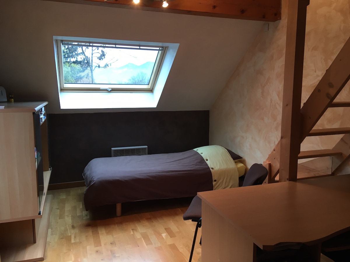 Une chambre 2 avec mezzanine dans maison calme.