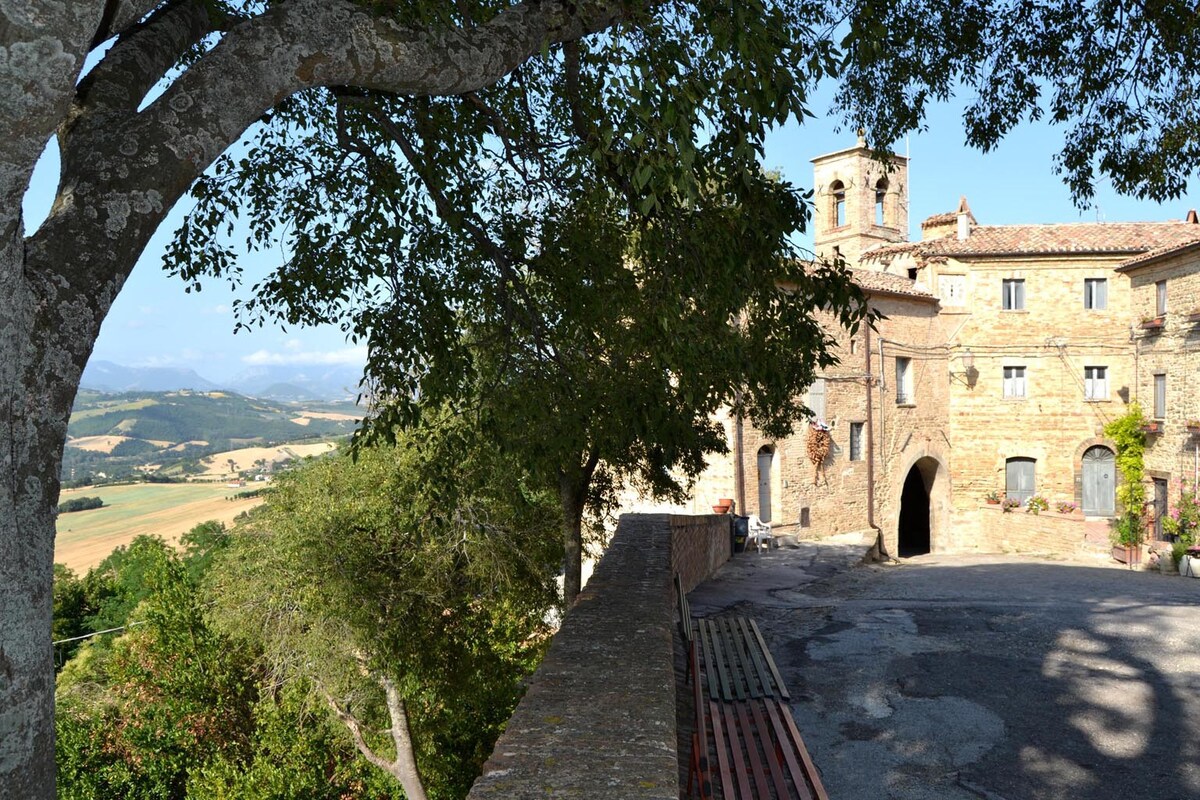 Appartamento CIELO in collina fra mare e monti