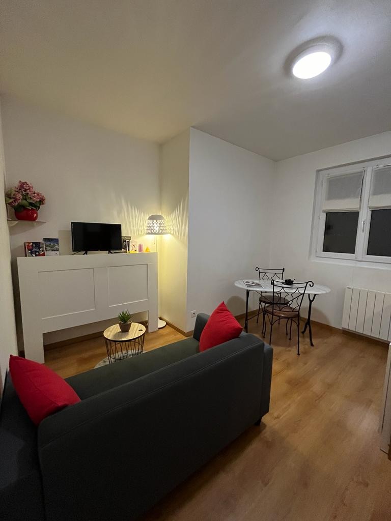 Appartement F2 entier près RER A / SNCF