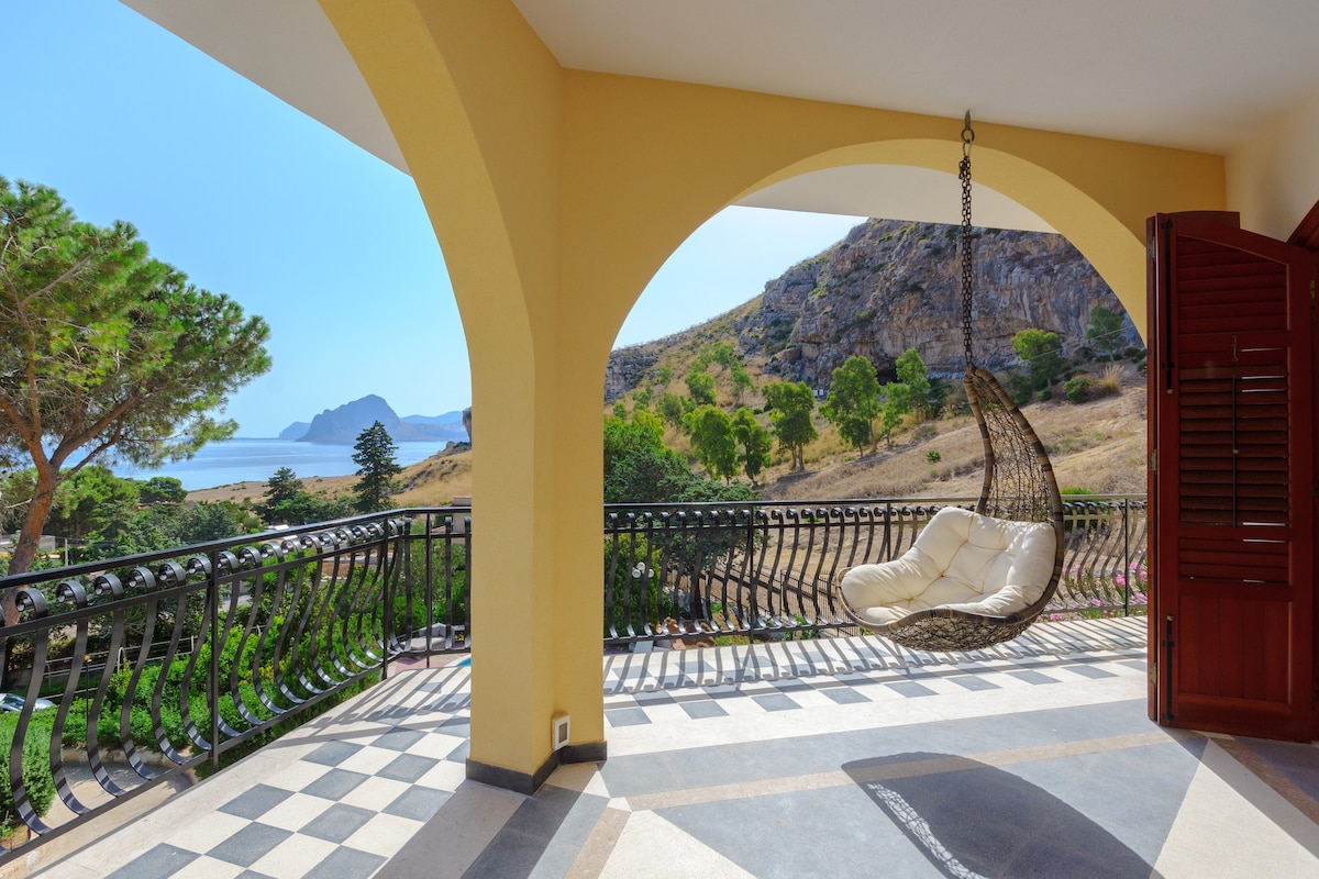 Villa with private pool and stunning seaview