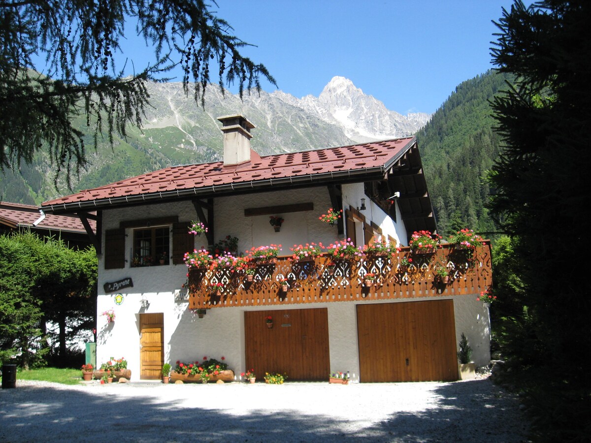 chalet PYRENE, terrace, 4 pers. ARGENTIERE 74400