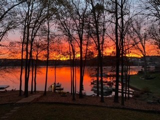 Lakefront home*Sunrise Views*Great Porch*Fire Pit