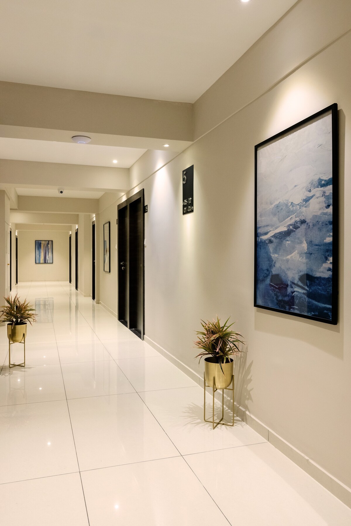 2BHK Luxury Service Apartment-Paramount Suites