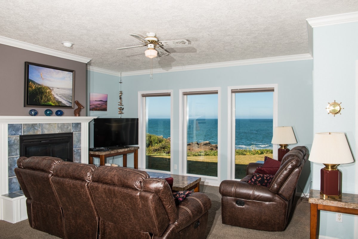 Ebb Tide - Oceanfront Condo/HDTV/Pool and More!