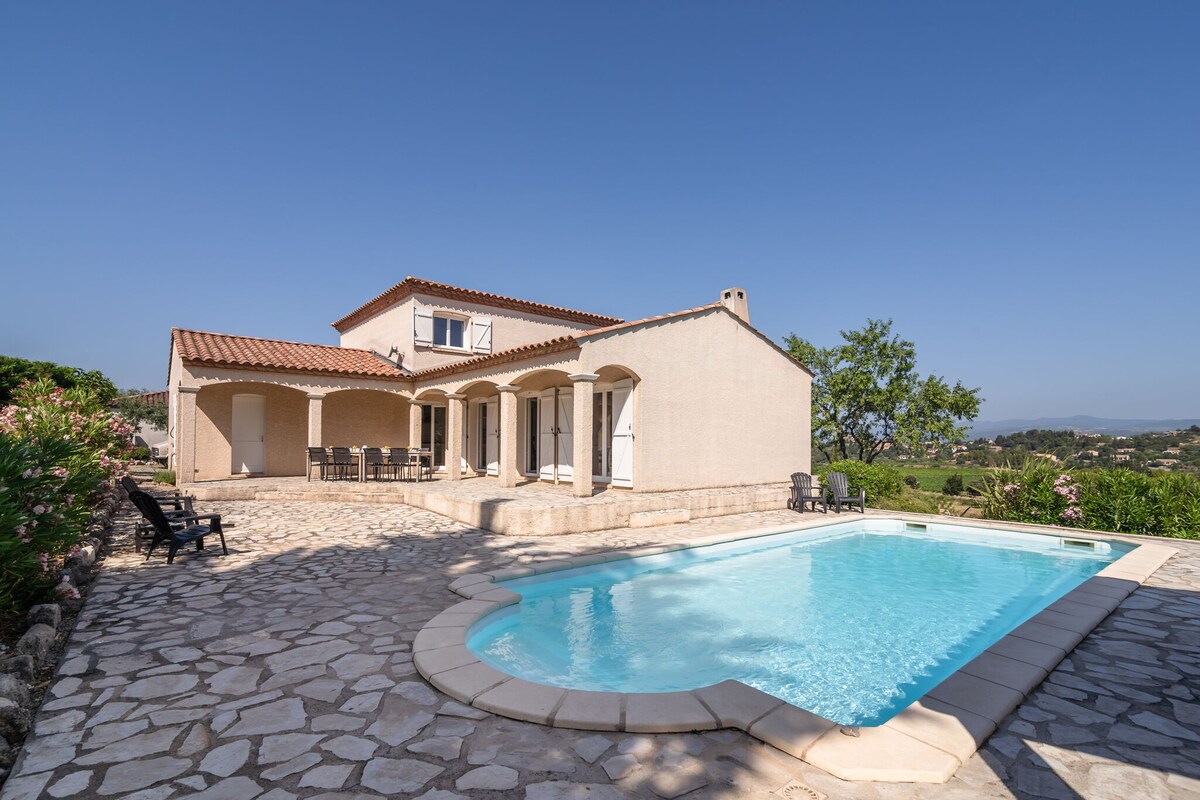 Luxurious villa in Oupia with private pool