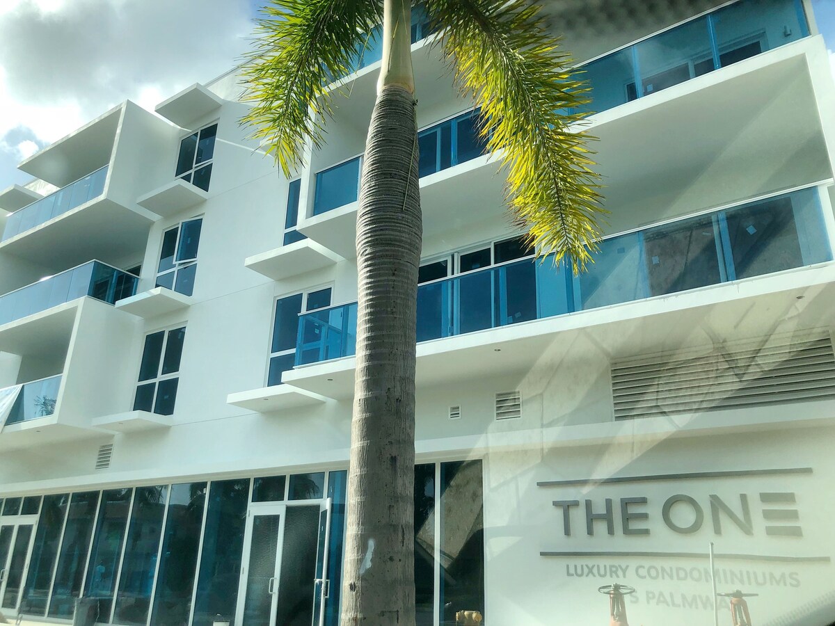 Luxury Condo w/ King bed minutes from the beach