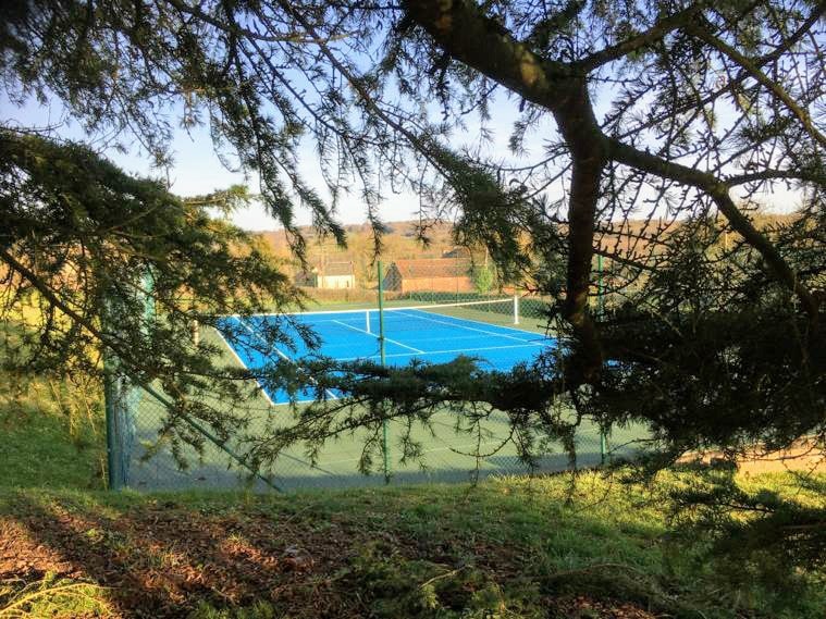 Vézelay附近有巨大的公园和网球场