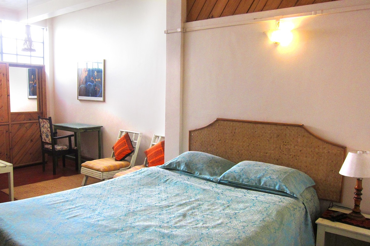 Shillong ，位于市中心的舒适房间