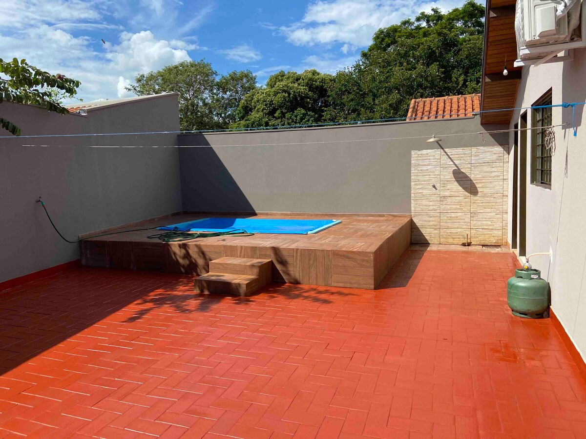 Casinha condomínio fechado com piscina.