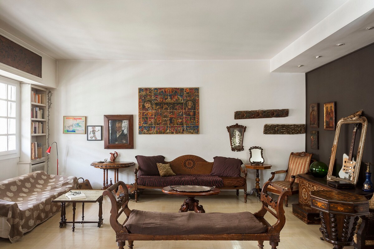 Sunny&spacious with antique furniture in Kolonaki