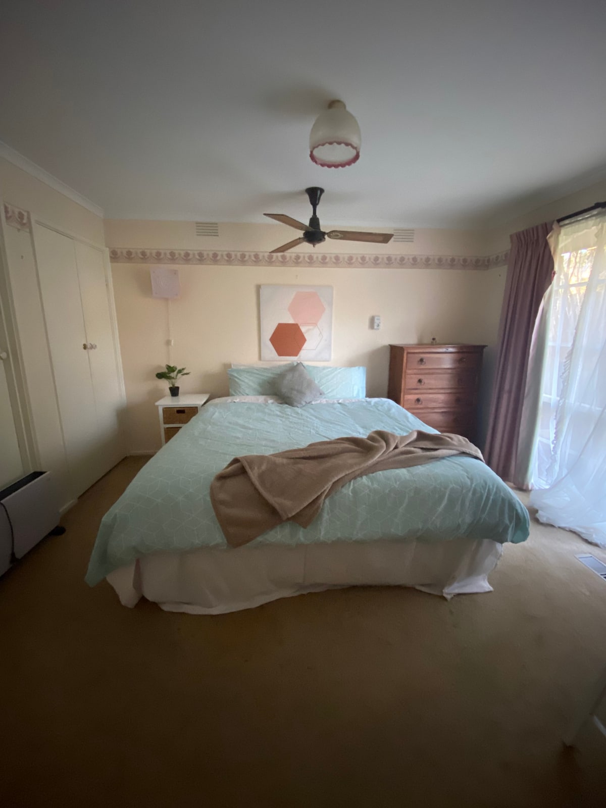 宽敞舒适的客房，位于郁郁葱葱的绿色区域，配备加大双人床
