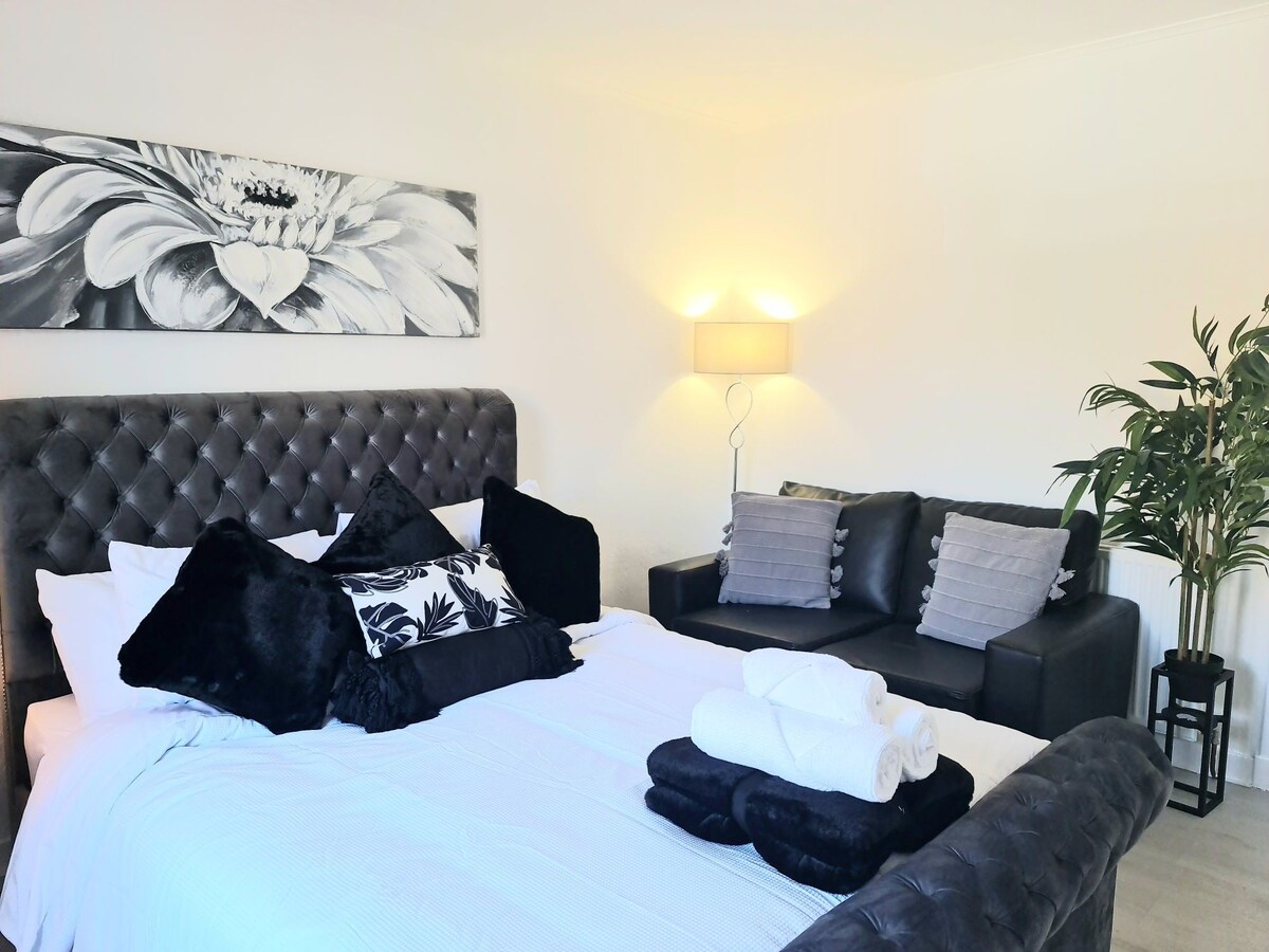 Cozy King-size bed luxurious apartment in Dundee