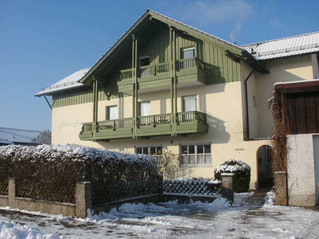 Haus Sonne (Kirchham), Doppelzimmer - gemütlicher Balkon und Blick in's Grüne