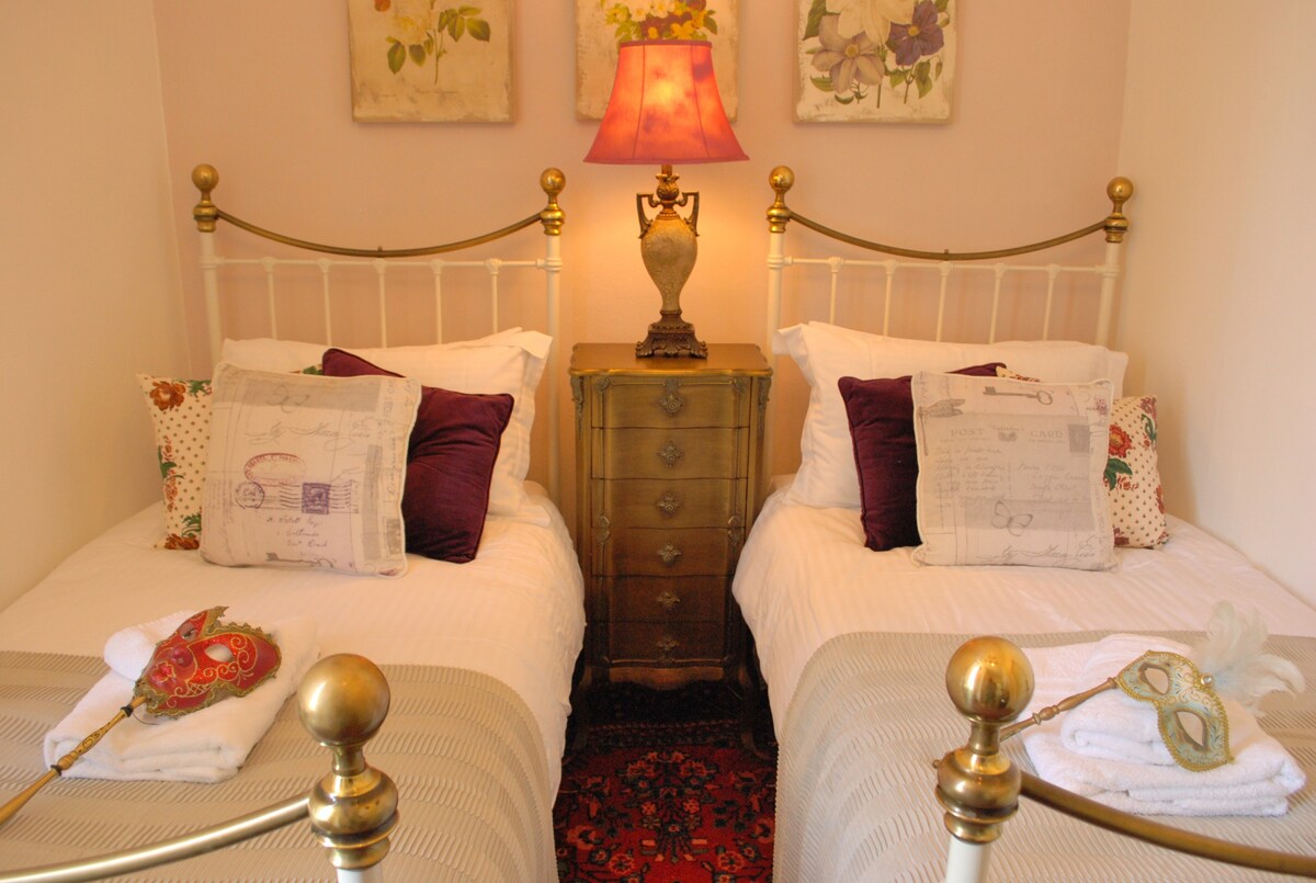 Delightful suite in an elegant manor