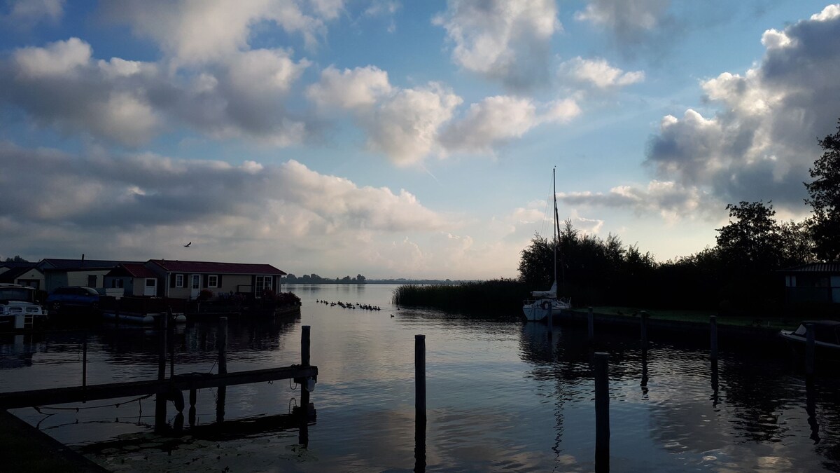 Liefdevol chalet aan het meer