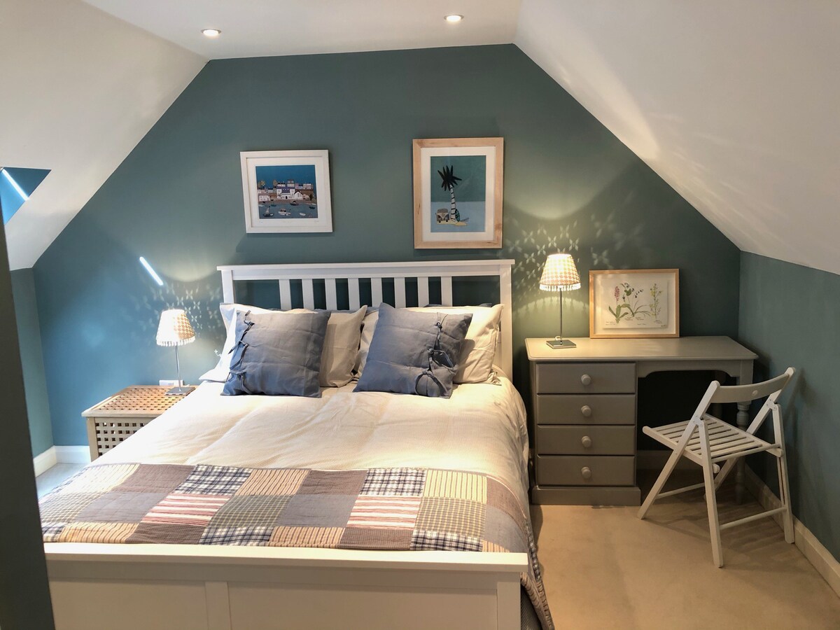 Bedroom with en-suite in the beautiful South Hams