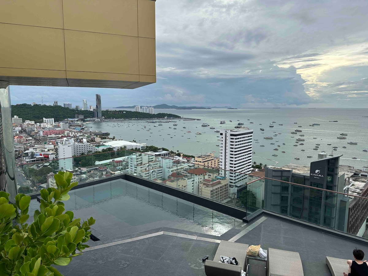 Edge Luxury Condo Pattaya Sign/Balihi view