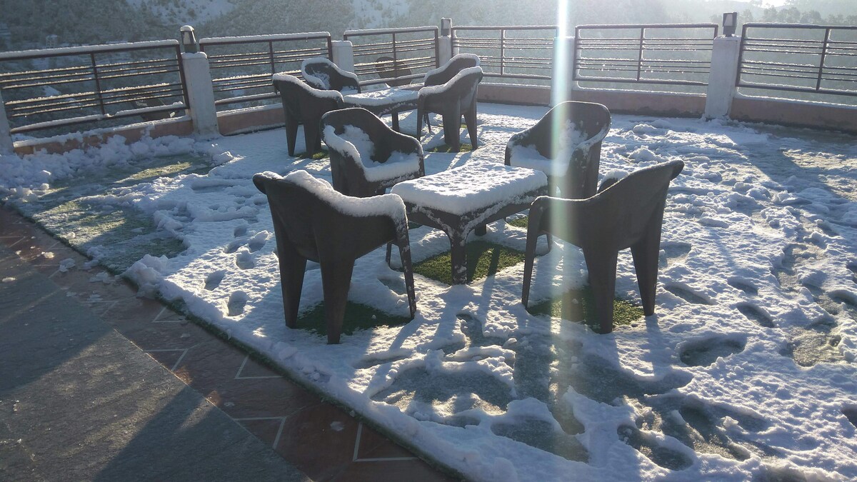 Group stay of 10-15 adults near Shimla