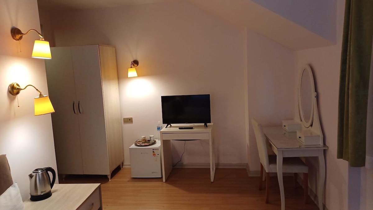 Ground Floor Spacious Suite* 1000MBPS* 32" TV