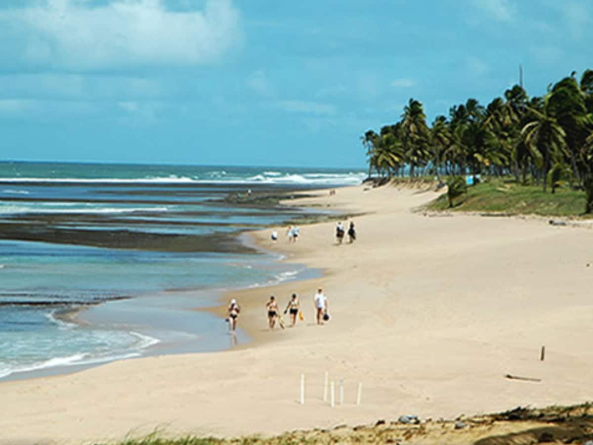 萨尔瓦多- -海滨-脚踏入沙滩