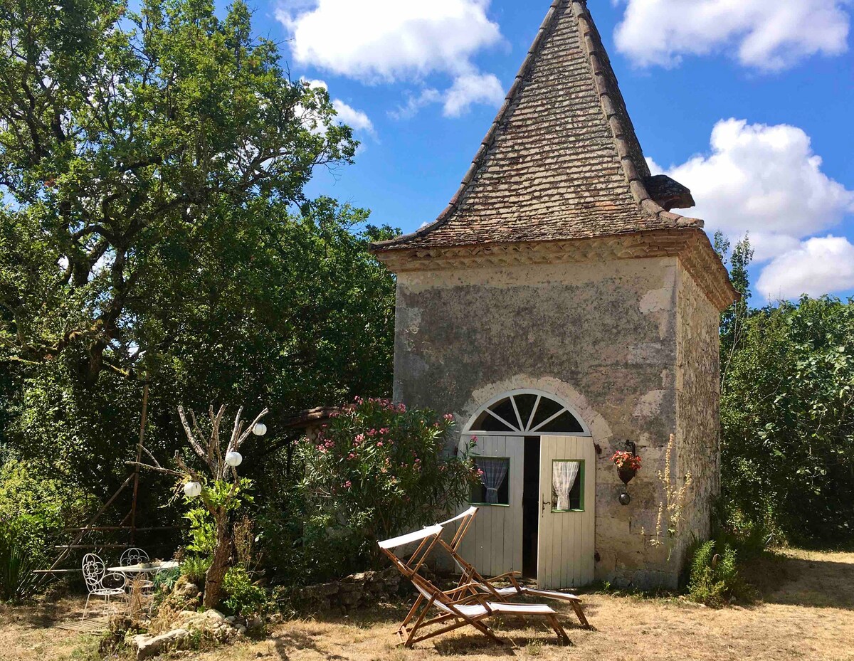 Beautiful Pigeonnier in peaceful surroundings