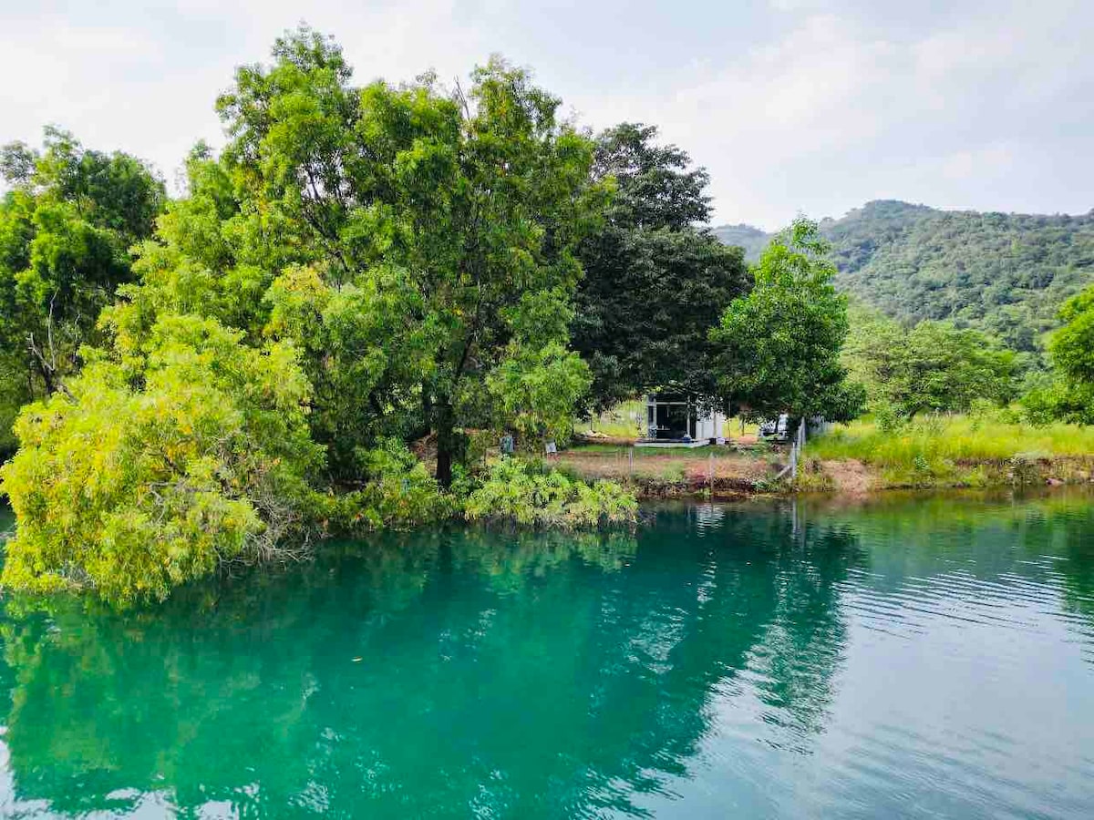 舒适的海滨微型住宅，带甲板，靠近Panshet